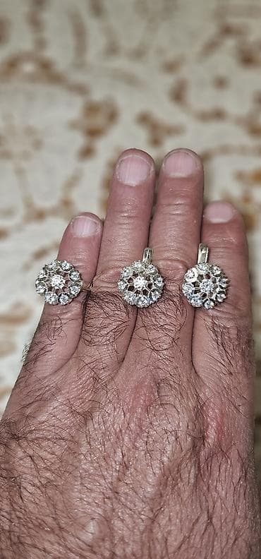 charles keith az: Gümüş rəngli zərgərlik dəsti – üzük və sırğalar - Komplekt: 1 ədəd — 5