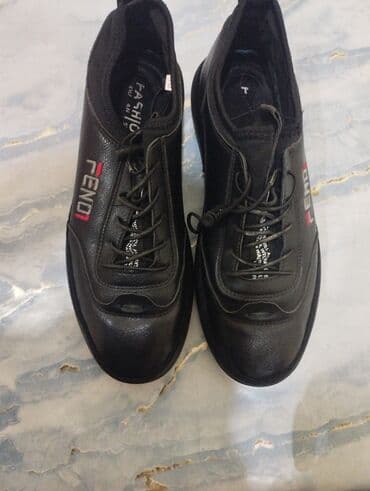 qaçış üçün qadın krosovkaları: Qara rəngli kişi krossovkası - Model: üzərində “FENDI/FENO1” yazılı — 3