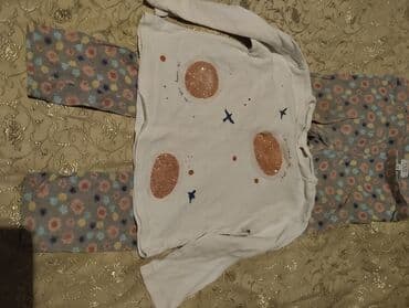 ziyafet geymleri: Məhsul paketi: ayaqqabı və geyim 1) Qırmızı idman ayaqqabıları - — 26