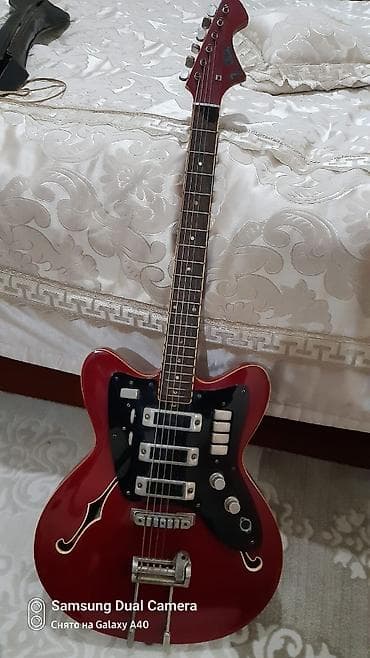 Məhsul: Elektrik yarım-hollow gitara Xüsusiyyətlər: - Korpus