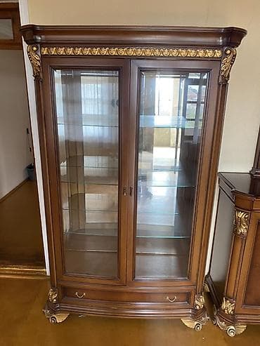 стеклянный стол офисный: Klassik üslubda qonaq otağı üçün vitrin və bufet dəsti — 2