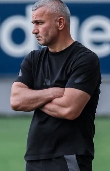 dəri zamşa kişi gödəkçəsi: Qara rəngli, qısaqol Adidas idman köynəyi. Köynəyin ön tərəfində və — 3