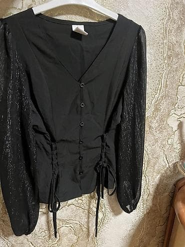 etekler: Qadın bluzası – qara rəng - Zərif V-yaka - Ön hissə boyunca düyməli — 1