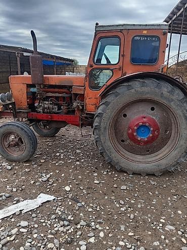 Kənd təsərrüfatı üçün universal təkərli traktor. - Kabinli, ön