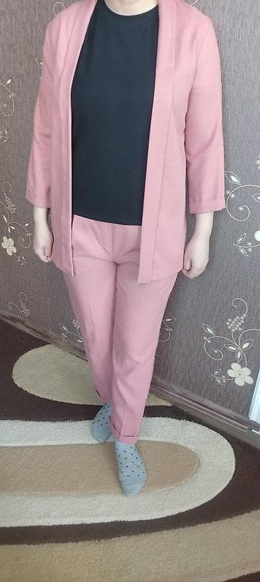Qadın kostyumu – açıq toz pembe rəng. Razmer S. 1dəfə geyinilib. Dar — 2