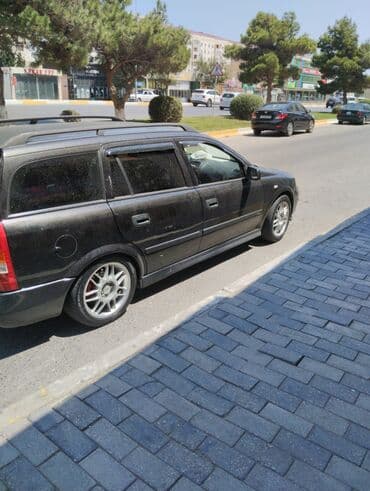 disko şar: Yol kənarında park edilmiş qara rəngli universal avtomobil — 1