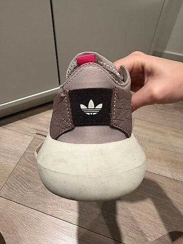 Açıq bənövşəyi rəngli orijinal Adidas idman ayaqqabısı. Mənim üçün çox — 5