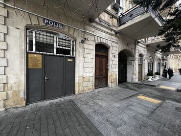 9 mkr kohne binalar: Mərkəzdə yerləşən küçə səviyyəli obyekt/menzil. Tarixi binanın birinci — 2