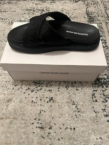 Calvin Klein Jeans kişi şlapesi - Rəng: qara - Model: üst hissəsi iki lalafo.az -da Calvin Klein Jeans kişi şlapesi - Rəng: qara - Model: üst hissəsi iki