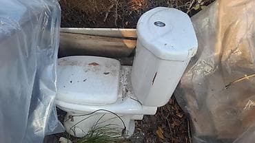 Asılqanlar: Sifon düyməli, su çənli ayaqyolu (unitaz) dəsti. Xüsusiyyətlər: - Üst — 1