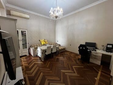 9 mkr kohne binalar: Mərkəzdə yerləşən küçə səviyyəli obyekt/menzil. Tarixi binanın birinci — 7