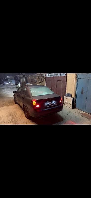 chevrolet gentra 2020: Qara rəngli Daewoo Gentra sedan avtomobili. Avtomobilin ön hissəsində — 2