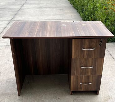 komputer uzre is elanlari: Kompüter masası — 1