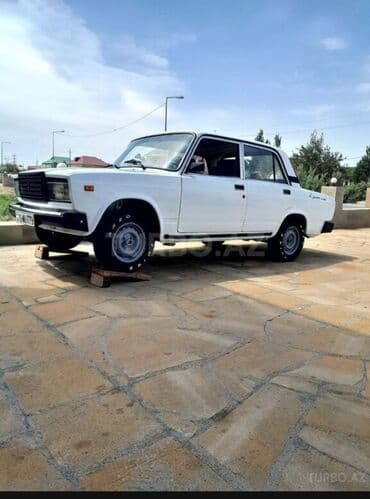 ваза богемия: VAZ 2107 sedan – klassik ağ rəngdə, 4 qapılı, arxa ötürücülü. Xarici — 1