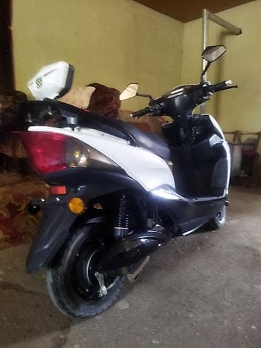 scooba skuter: Şəhər içi rahat və qənaətcil səyahətlər üçün ağ rəngli Elektrik moped — 2