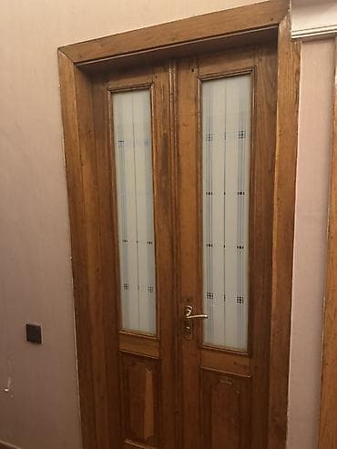 qapi taci: Qapilar ve cerciveler Qoz agacindadir. Normal veziyyetdedir. 2eded — 3