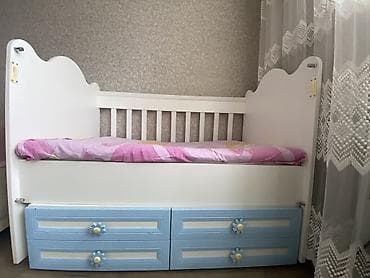 körpə çarpayı: Uşaq beşiyi – ağ rəngdə, klassik naxışlı yan lövhələr və arxa hissədə — 2