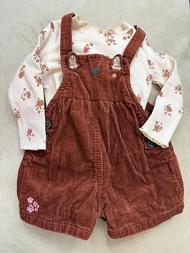 varatnikli koynekler: Bu dəstə şirin və praktik uşaq kadife kombinezonu və üzərində gül — 1