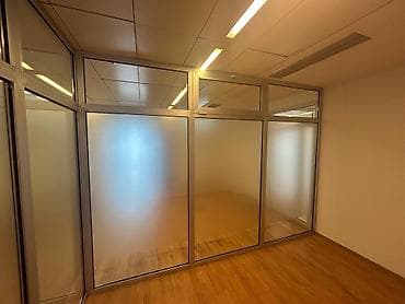 Офисная мебель на заказ: Alüminium çərçivəli ofis şüşə bölməsi - Material: gümüş rəngli — 2