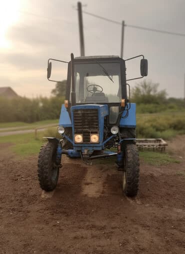 vaz lada 2107: Mavi rəngli kabinalı təkərli traktor - Ön və arxa işıqlar, dönmə — 1