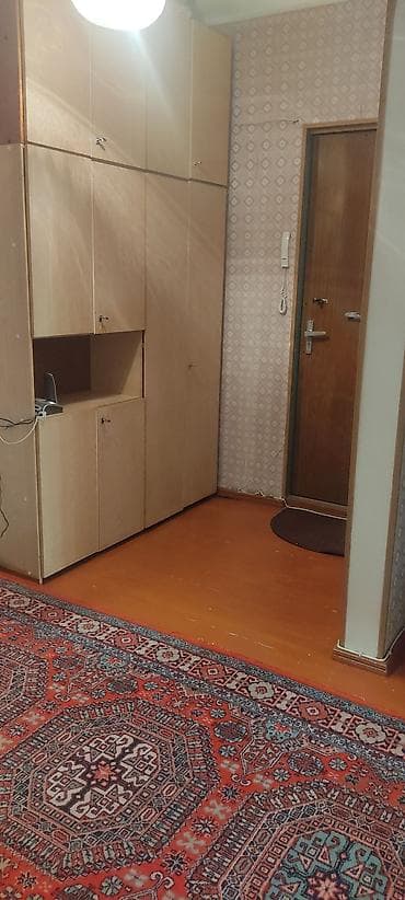 70 m2-lik köhnə tikili mənzil kirayə verilir. Mərtəbə 3/9. Qaz,su,işıq — 1