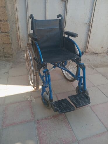 əlillər üçün araba: Elektrikli əlil arabası, istifadəçiyə rahat və müstəqil hərəkət imkanı — 4