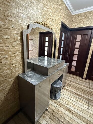 işlənmiş mebilər: Klassik üslubda güzgülü makiyaj/konzol masası dəsti - Rəng və üslub — 2