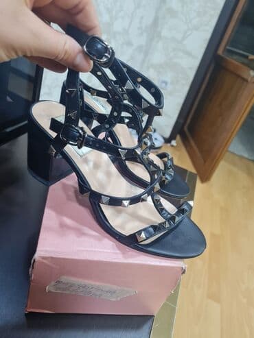 Toy paltarları və aksesuarları: Məhsul: Qadın sandal kolleksiyası Ağ sandal: - Rəng: Ağ - Dizayn — 4