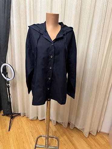 Qadınlar üçün qara rəngdə düyməli kapüşonlu köynək.Razmer M.Firma Zara