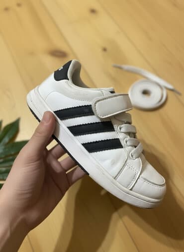 uşaq papağı: Uşaq ayaqqabıları dəsti - Ağ idman ayaqqabısı: ağ üst, üç qara zolaq — 2