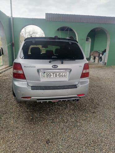 c class 240 mercedes: Kia Sorento, gümüşü rəng, 5 qapılı SUV. Əsas xüsusiyyətlər: - Güclü — 8
