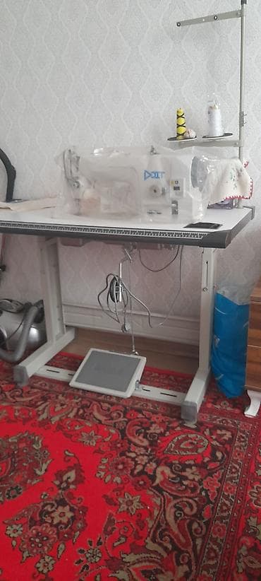 Sənaye tipli tikiş maşını və iş masasının komplekti. - Markalanma