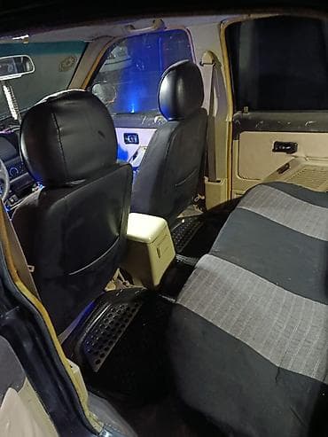 paneler: Foton SUV – qara rəng, 5 qapı, tam ölçülü ofroud üslublu kuzov. Yüksək — 2