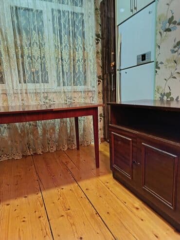 Yemək masası və komod dəsti. Stol açılır. Eni 80 sm. Uzunluğu 120