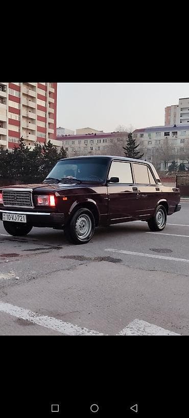 vaz 7: VAZ 2107 sedan - Kuzov: 4 qapılı sedan, tünd albalı rəng - Mühərrik — 3