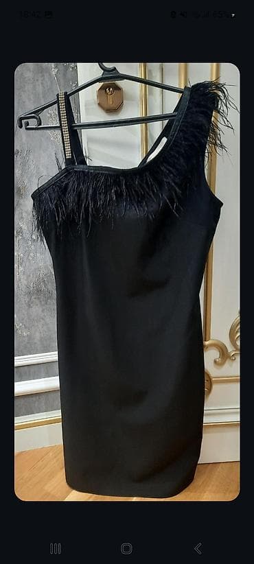Qara kokteyl donu — asimmetrik bir çiyinli dizayn. - Model: qolsuz