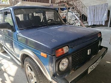 niva şit: LADA Niva 4x4, mavi rəng, 5 qapılı universal kuzov. Xüsusiyyətlər: - — 5