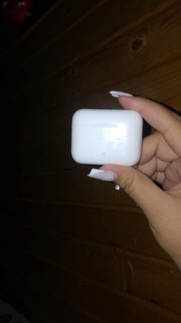 philips ozeo 8@8: Ağ rəngdə, yığcam dizayna malik simsiz qulaqlıq qutusu. Qutu — 1