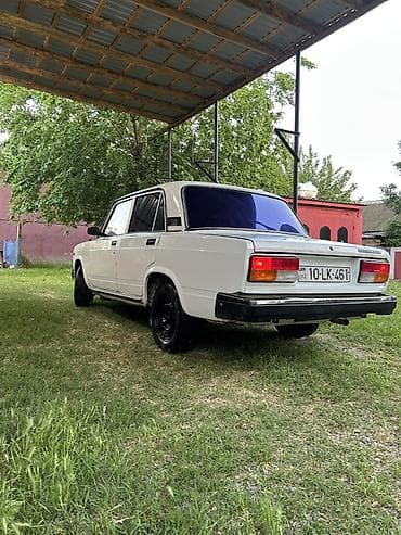 VAZ 2107, ağ rəng, sedan kuzov. - 4 qapı, arxa ötürücü. - Qara