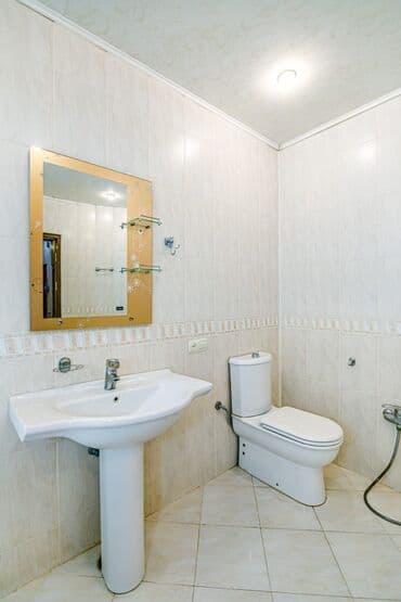 xalqlarda kiraye evler: Geniş və işıqlı bu mənzil rahat yaşayış üçün ideal seçimdir. Salon — 4