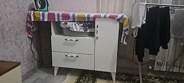 Ağ rəngli mebel dəsti - TV stendi: İki tərəfdə qapalı bölmə, ortada