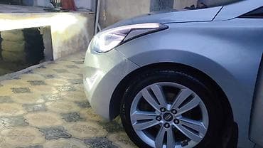 tek oturacaqlar: Hyundai Elantra – gümüşü rəng, sedan kuzov Xüsusiyyətlər: - Benzin — 1