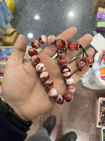 canta teze: Qırmızı-ağ mərməri xatırladan naxışlı təsbeh/ bilərzik tipli muncuq — 1