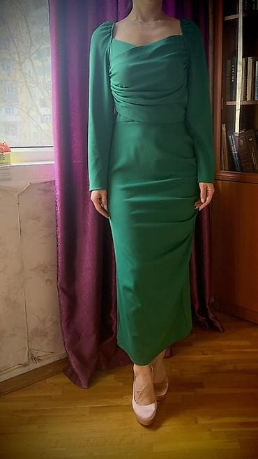 yasil don: Zümrüd-yaşıl rəngdə zərif ziyafət/libas. - Uzun, bədənə oturan siluet; — 3