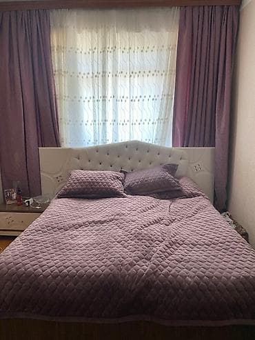Yataq otağı üçün lila rəngli yataq dəsti. Yatağın başlığı düymələrlə