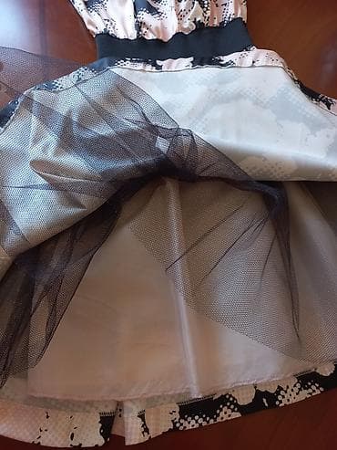 qadin ic geyim: Qadın paltarı – A-kesim, V-yaxa, belində elastik/qara kəmər detalı — 3