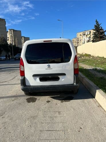 maşın nolatı: Peugeot Partner (ağ rəng, miniven/kombi tipli gövdə) Maror karopqa — 2