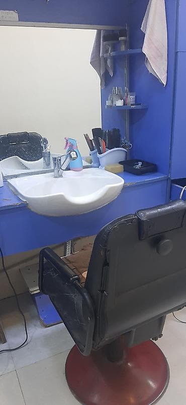 salon dest mebel: - 3 iş yeri üçün mavi salon stendləri: böyük güzgü, üst şkaflar — 3