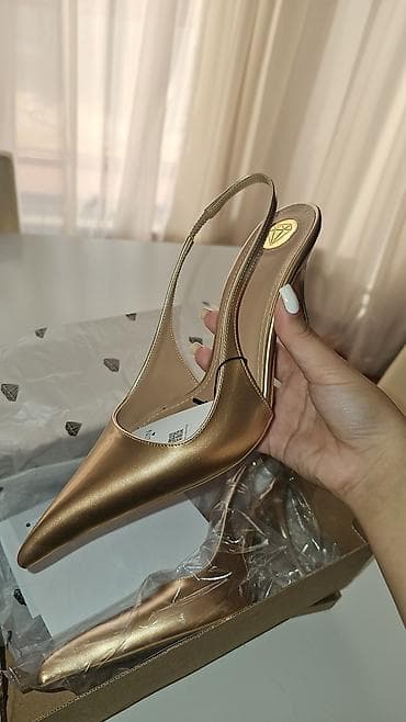 mini etek: Qızılı rəngli qadın stiletto ayaqqabı – slingback model - Brend — 3