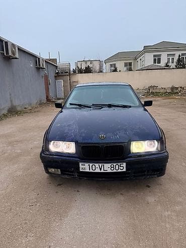 BMW 3 Series E36 sedan, tünd mavi rəng. - Kuzov: 4 qapı, idman üslublu